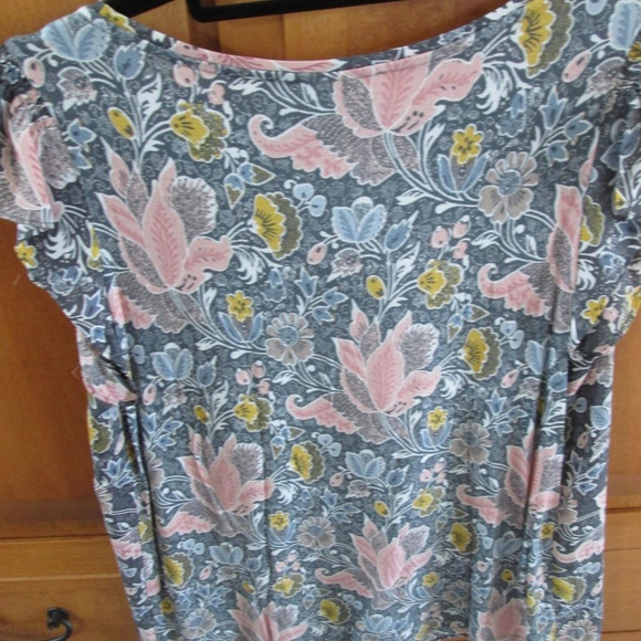 LOFT Gray floral top - Size Medium - Picture 3 of 3